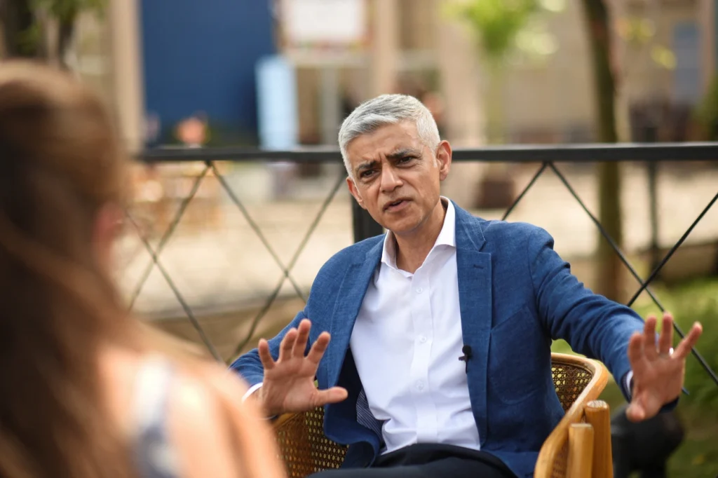 Prefeito de Londres toma Guaraná gelado e muda de opinião: “Essa é uma boa bebida”