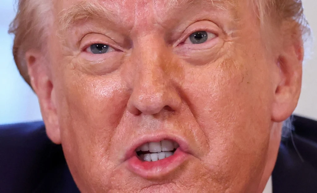 Trump Impõe Tarifas de até 25% a 8 Países Europeus por Disputa da Groenlândia a Partir de Hoje